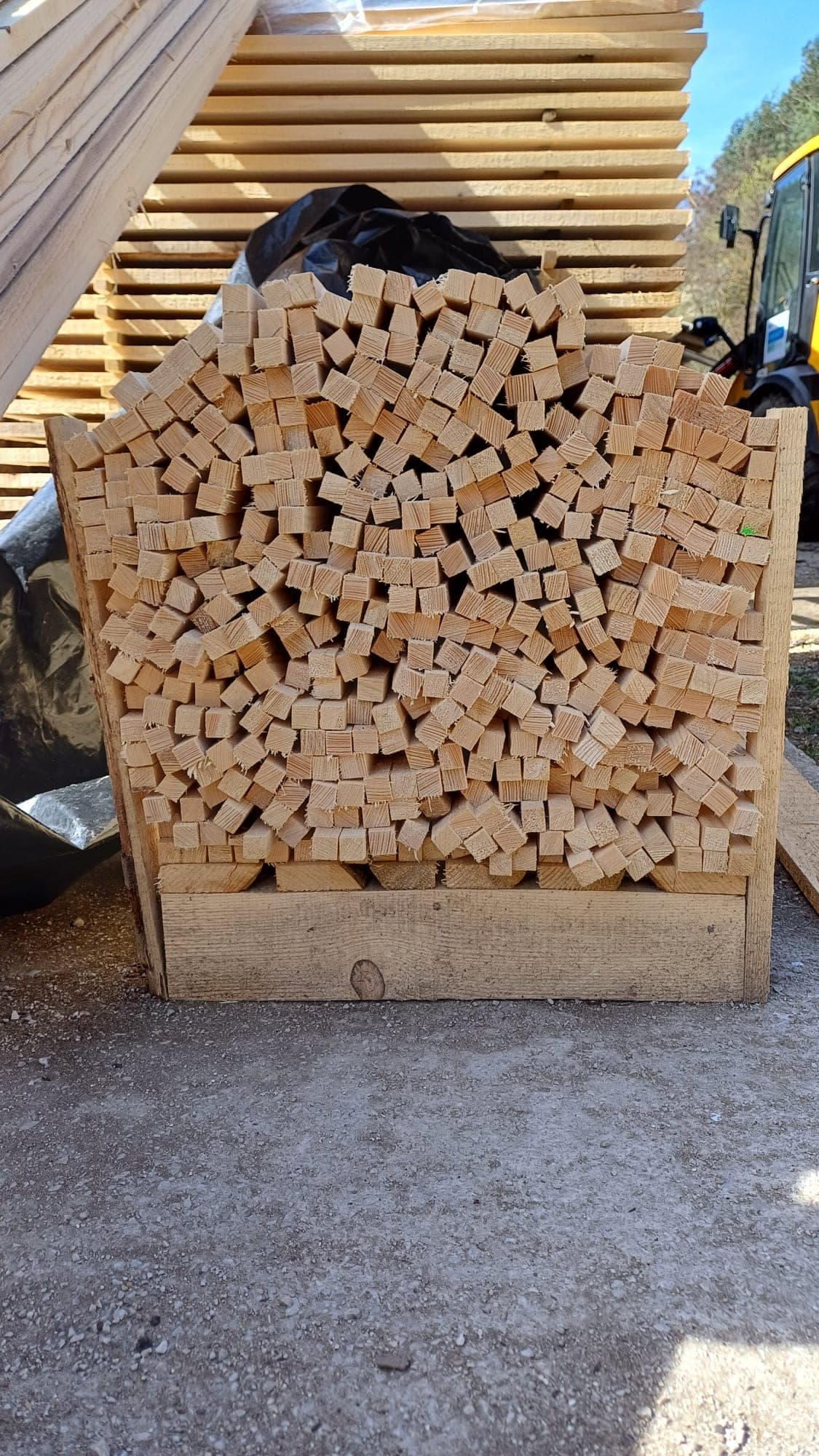Hranoly narezané na výrobu drevených paliet